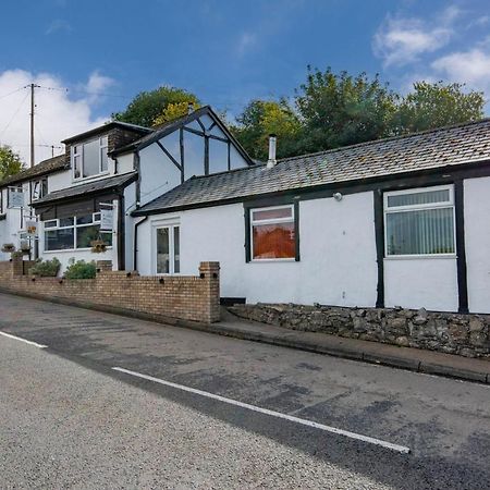 Welsh Row House Apartment Llandegla ภายนอก รูปภาพ