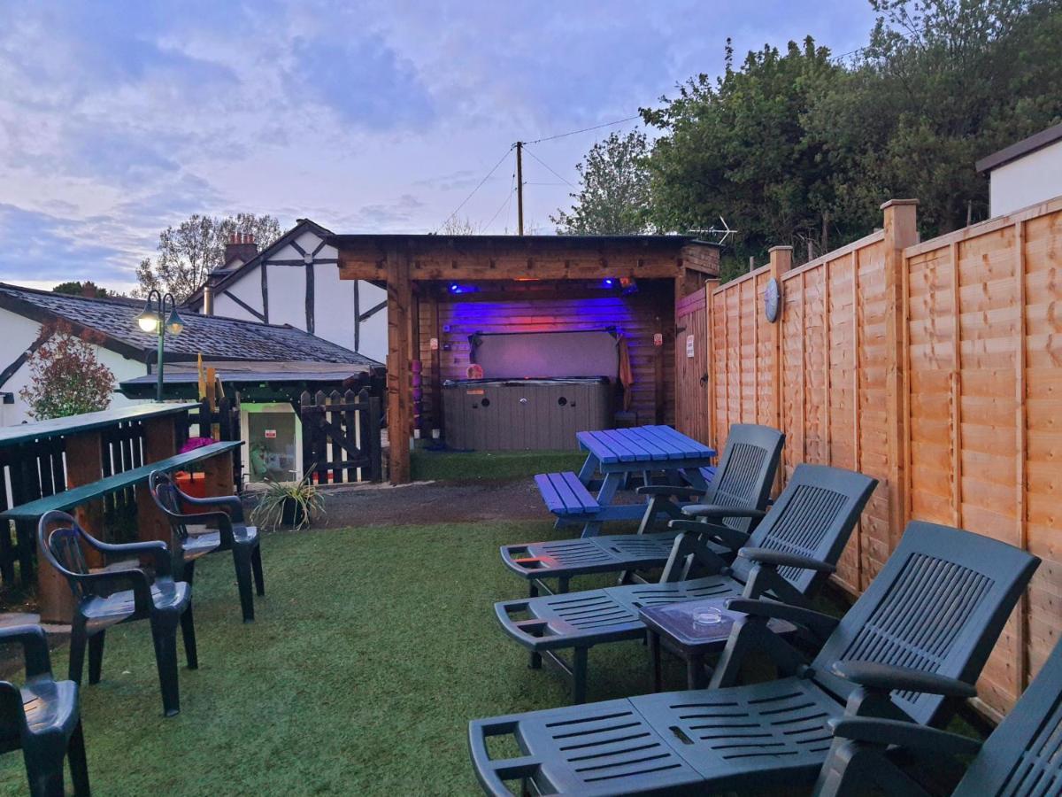 Welsh Row House Apartment Llandegla ภายนอก รูปภาพ