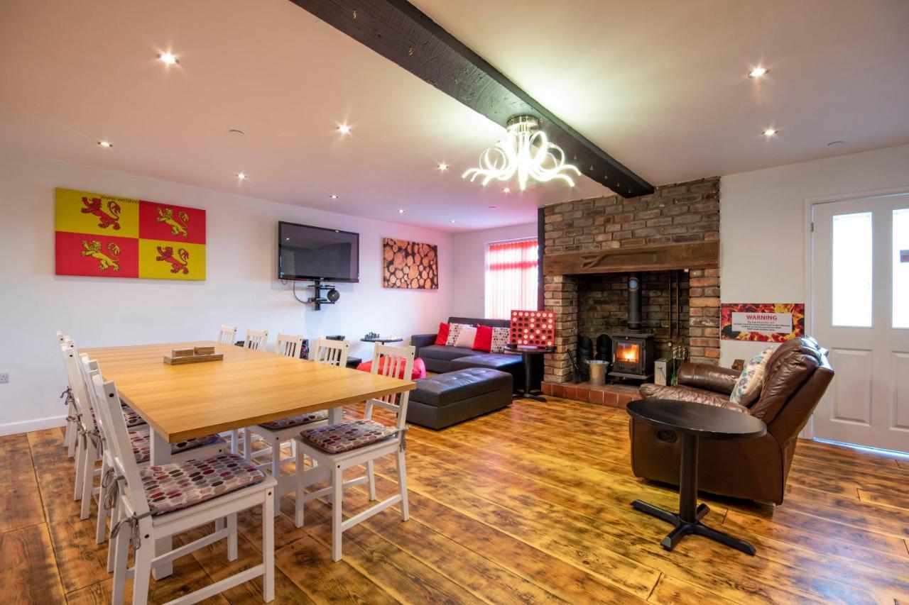 Welsh Row House Apartment Llandegla ภายนอก รูปภาพ