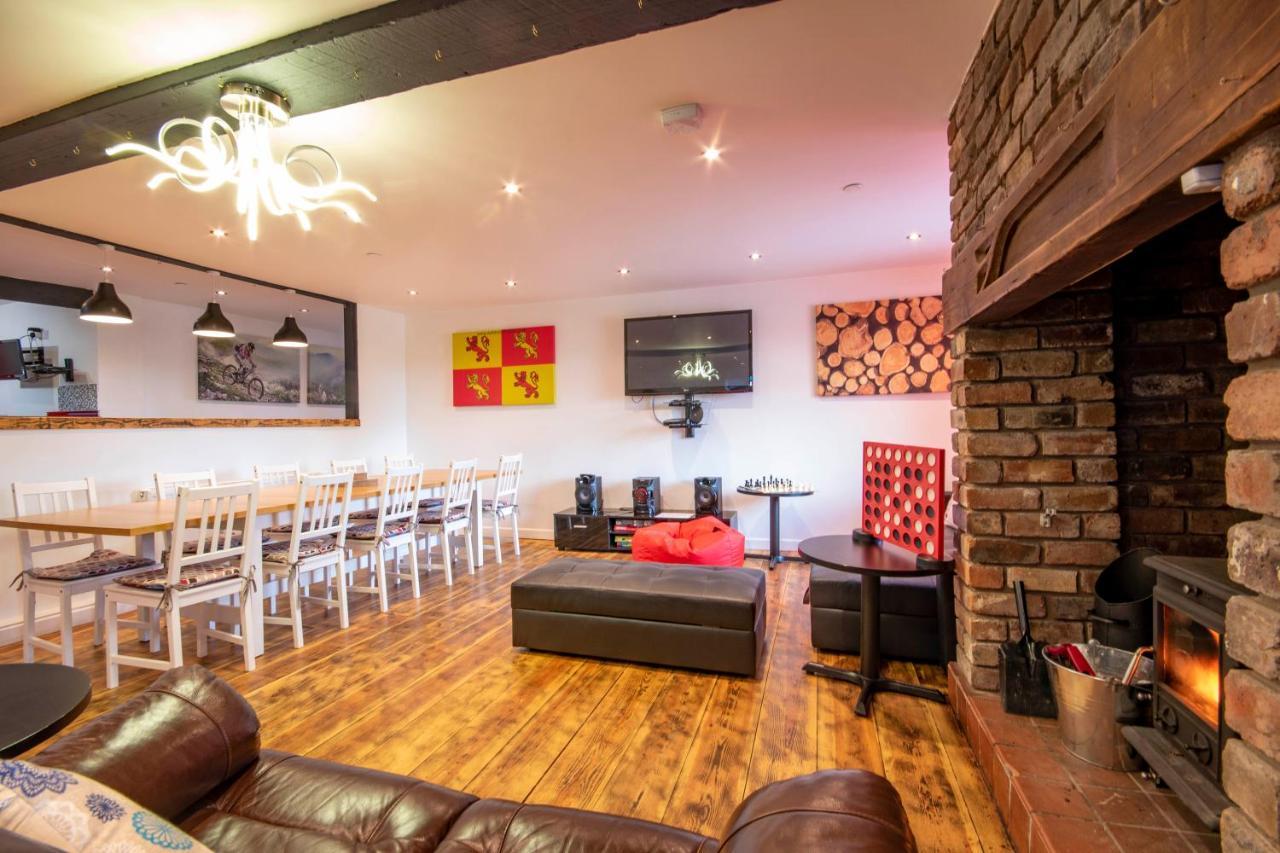 Welsh Row House Apartment Llandegla ภายนอก รูปภาพ