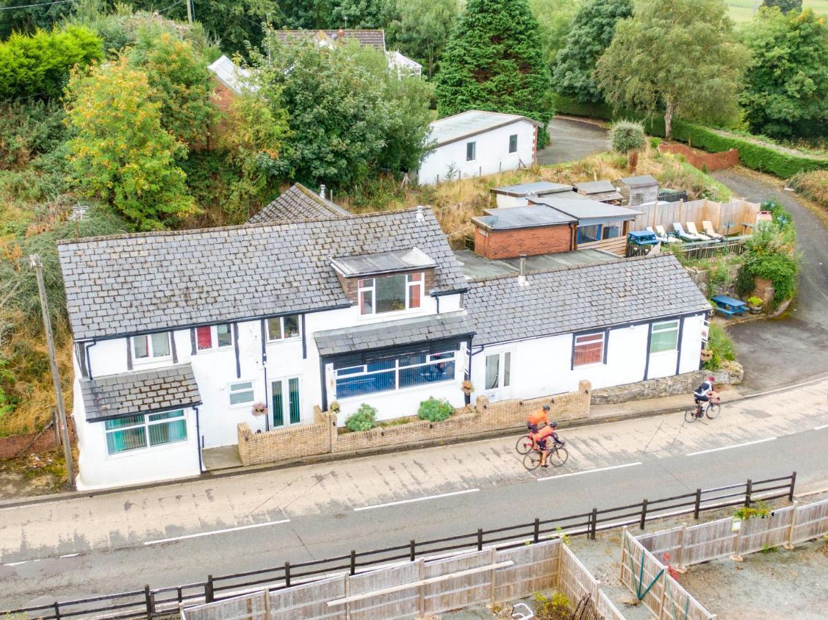 Welsh Row House Apartment Llandegla ภายนอก รูปภาพ