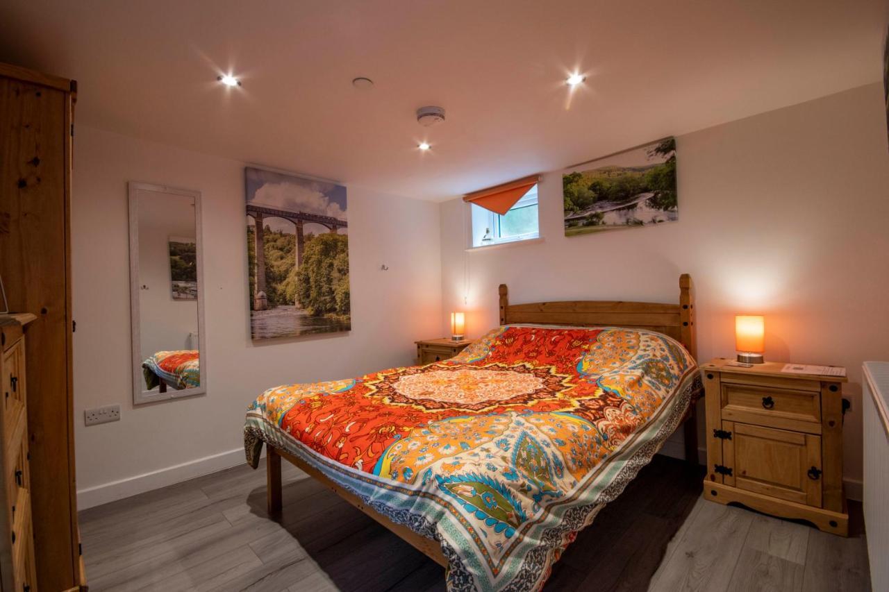 Welsh Row House Apartment Llandegla ภายนอก รูปภาพ