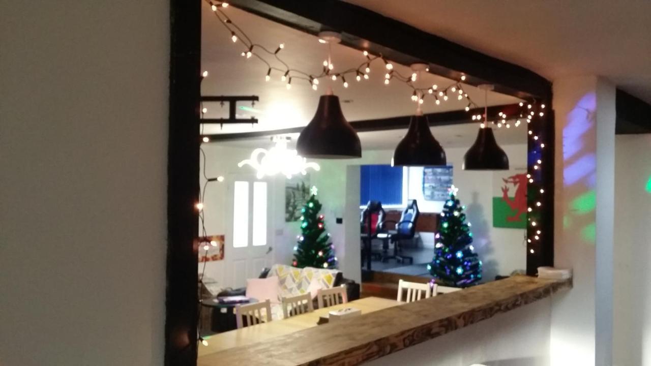 Welsh Row House Apartment Llandegla ภายนอก รูปภาพ