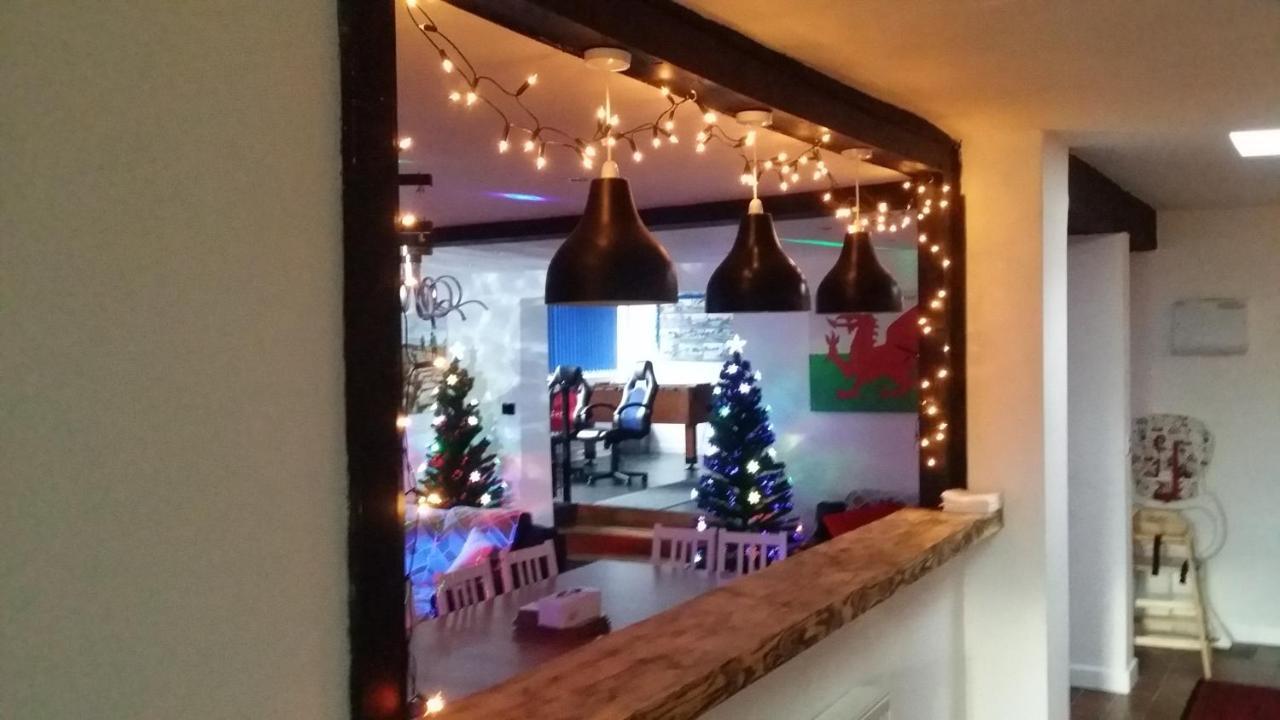 Welsh Row House Apartment Llandegla ภายนอก รูปภาพ