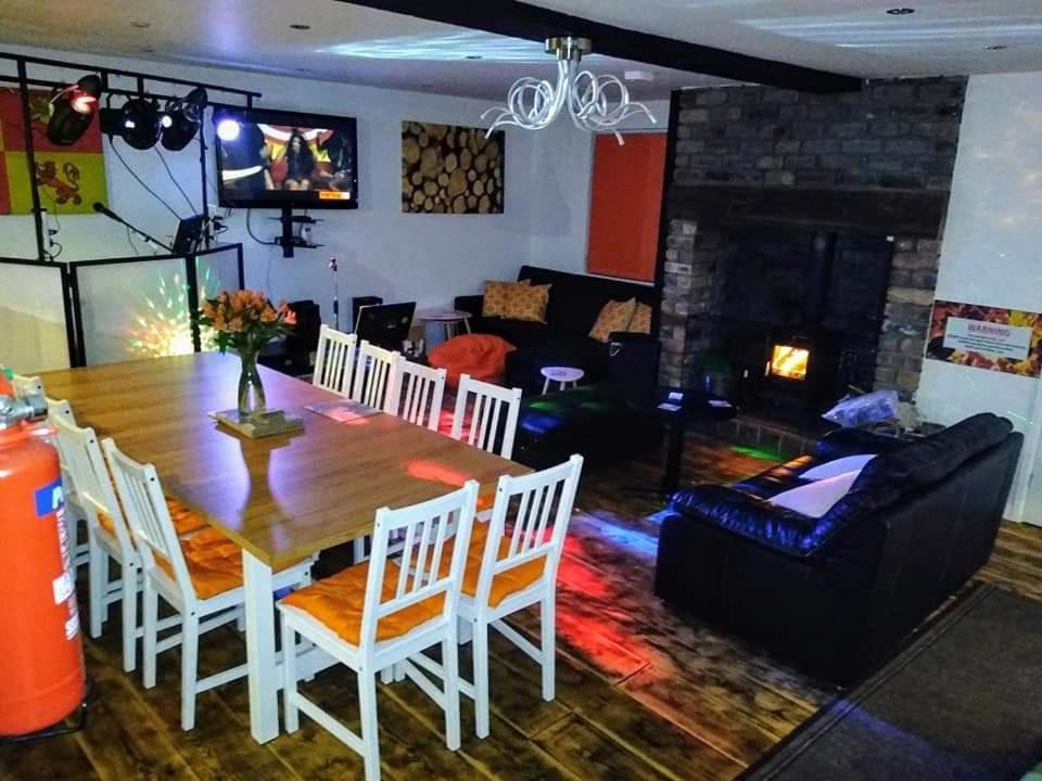 Welsh Row House Apartment Llandegla ภายนอก รูปภาพ