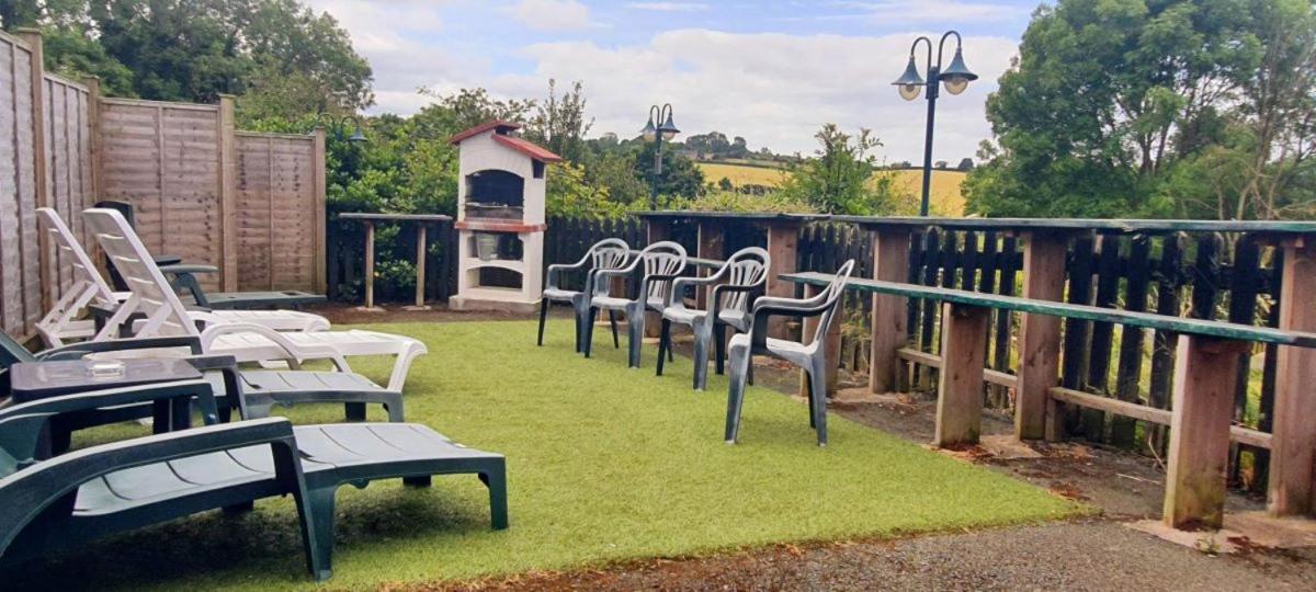 Welsh Row House Apartment Llandegla ภายนอก รูปภาพ