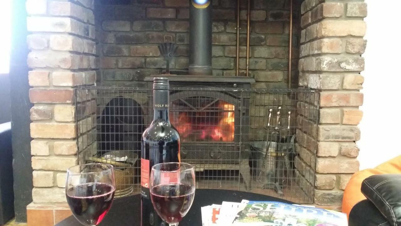 Welsh Row House Apartment Llandegla ภายนอก รูปภาพ
