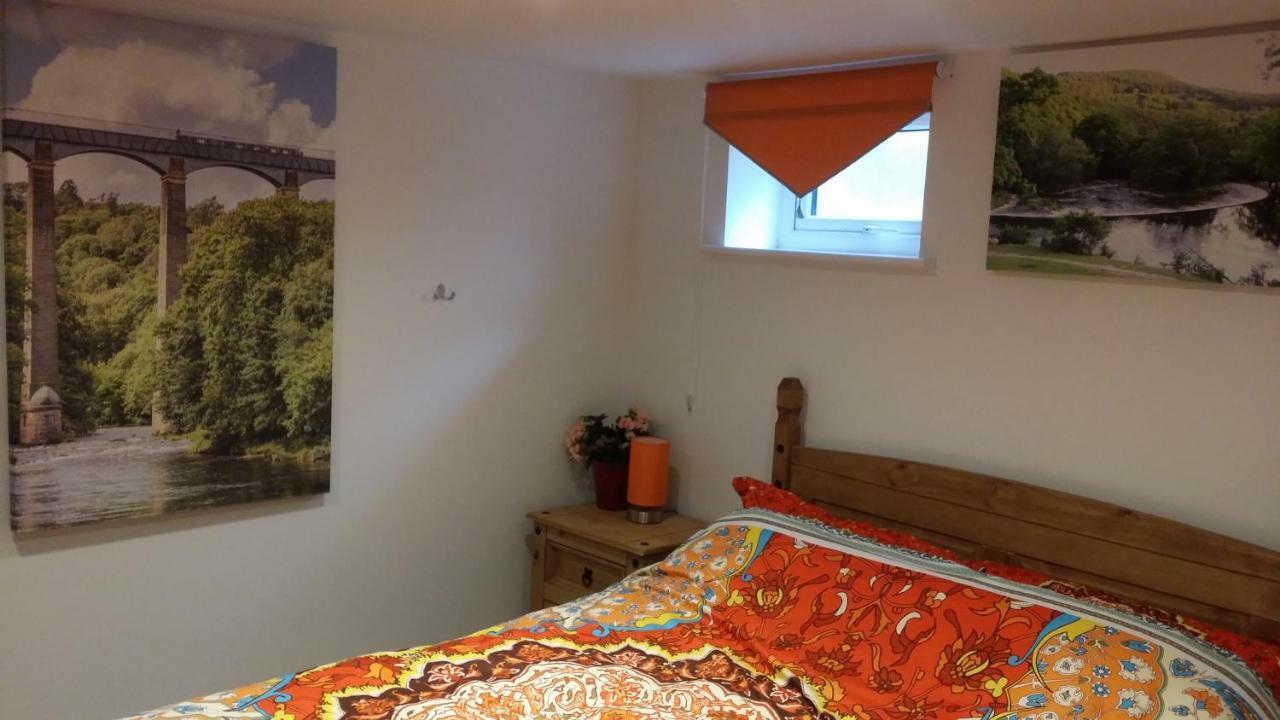Welsh Row House Apartment Llandegla ภายนอก รูปภาพ