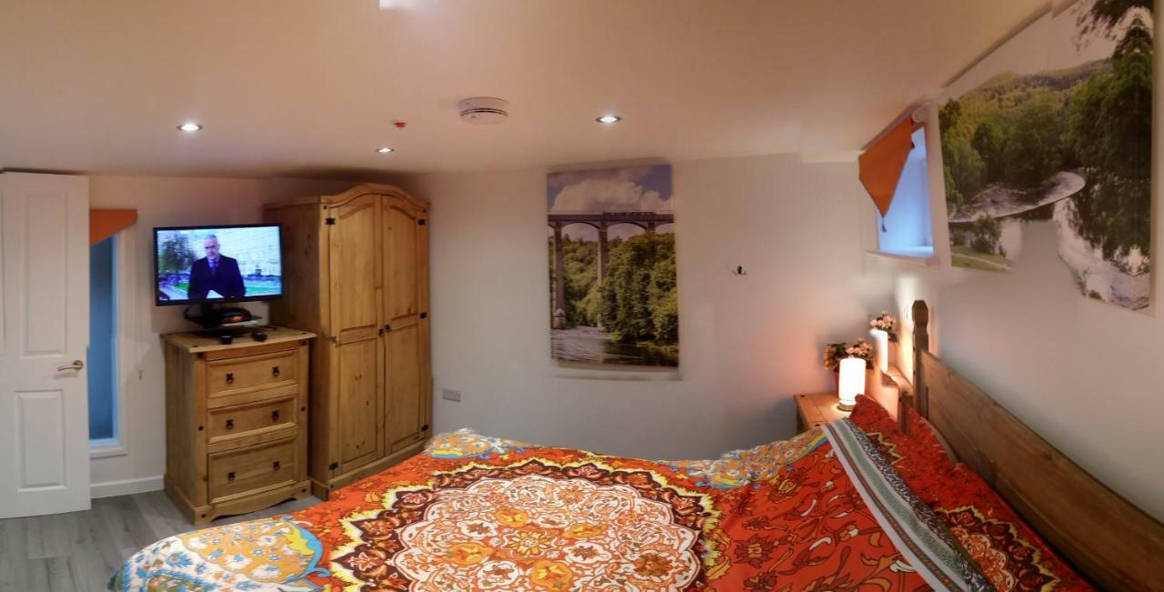 Welsh Row House Apartment Llandegla ภายนอก รูปภาพ