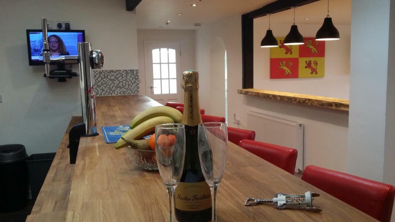 Welsh Row House Apartment Llandegla ภายนอก รูปภาพ