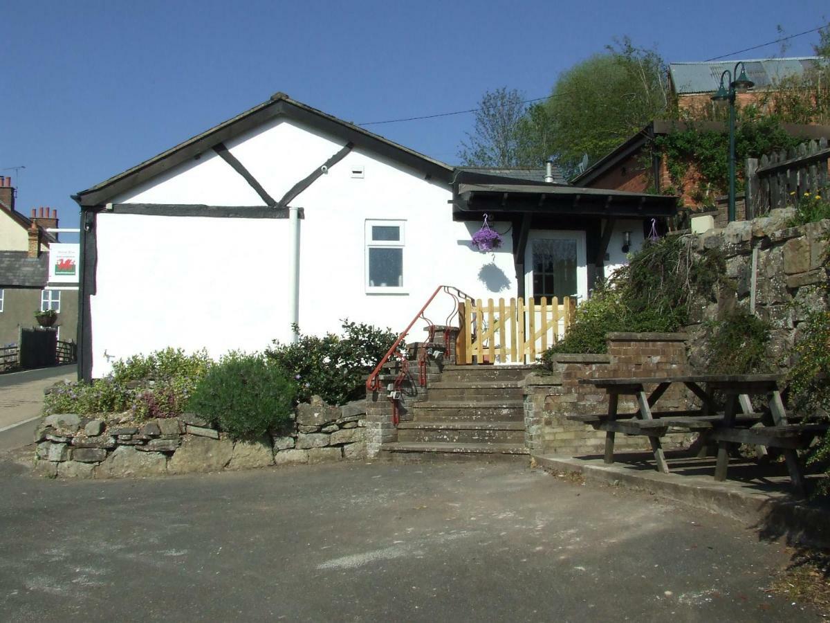 Welsh Row House Apartment Llandegla ภายนอก รูปภาพ