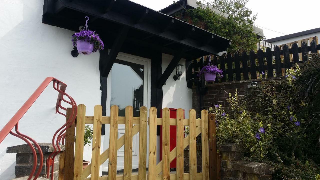 Welsh Row House Apartment Llandegla ภายนอก รูปภาพ
