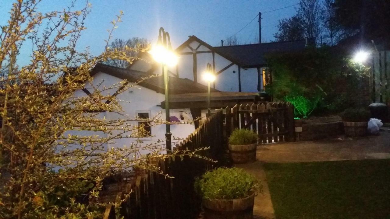 Welsh Row House Apartment Llandegla ภายนอก รูปภาพ