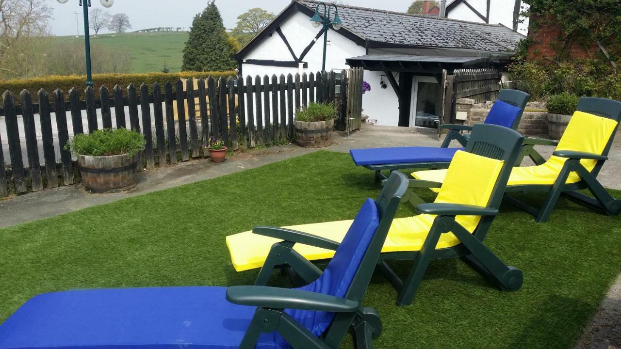 Welsh Row House Apartment Llandegla ภายนอก รูปภาพ
