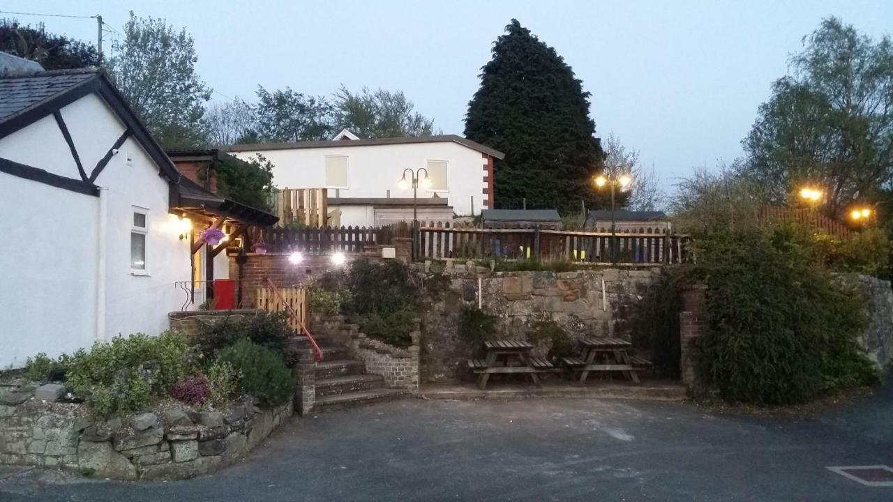 Welsh Row House Apartment Llandegla ภายนอก รูปภาพ